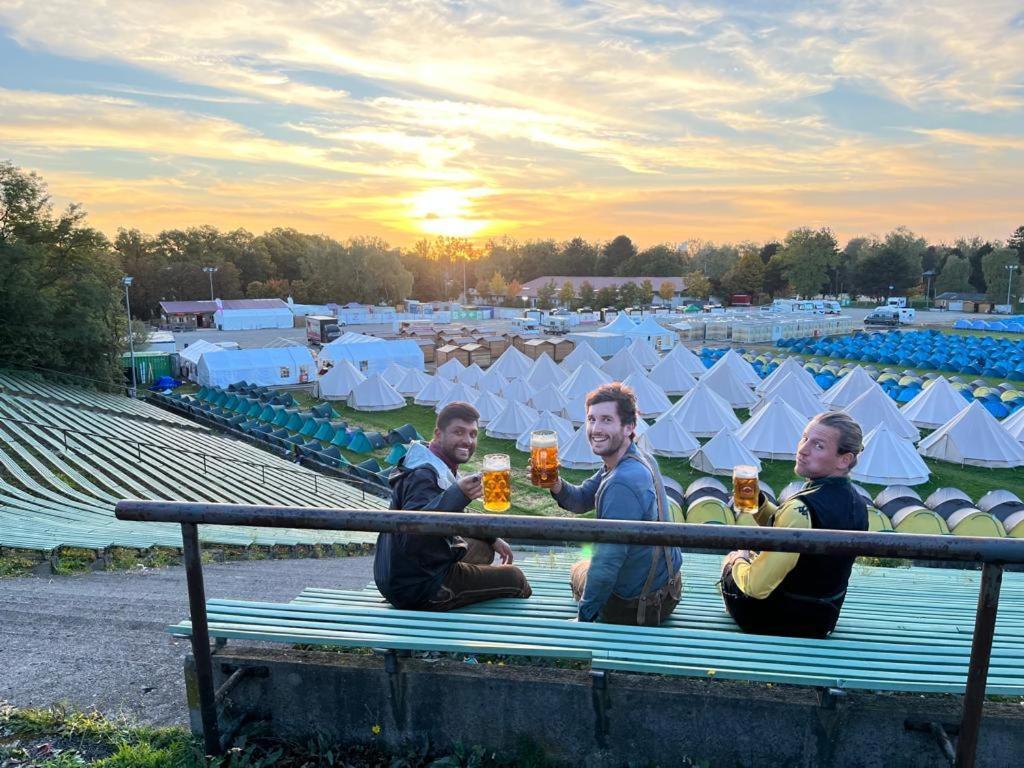 ホテル Festanation Oktoberfest Camp #2 ミュンヘン エクステリア 写真